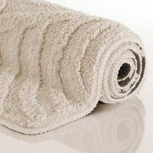 {"class" => "product-thumbnails__image", "alt" => "Badteppich von BathKing by WECONhome Fiete Creme Weiß aufgerollt auf hellem Hintergrund, Seitenansicht zeigt Florhöhe und Teppichkante"}