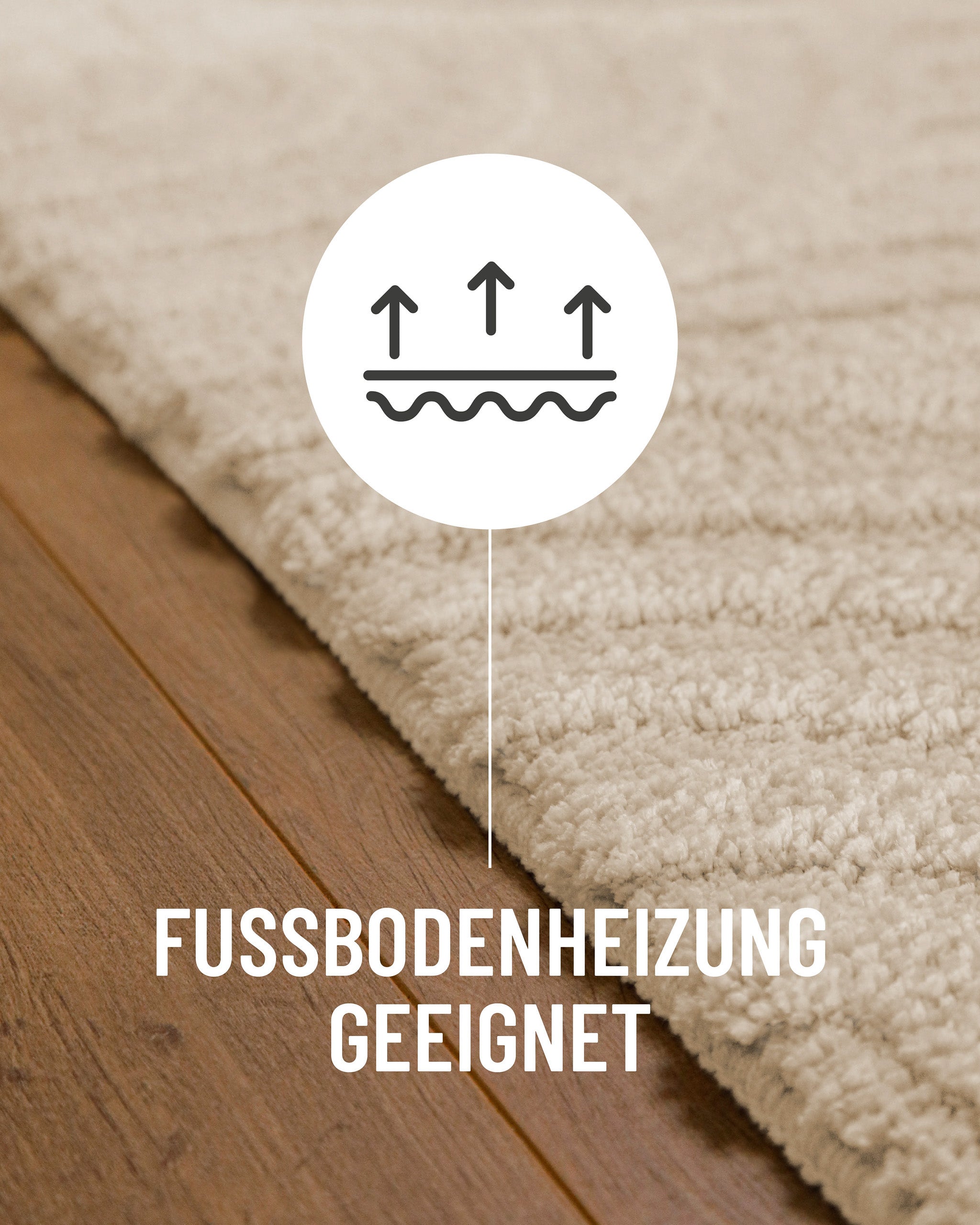 Badteppich von BathKing by WECONhome Fiete Creme Weiß Detail auf Holzfußboden mit Symbol für Fußbodenheizung, Nahaufnahme von Flor und Teppichkante