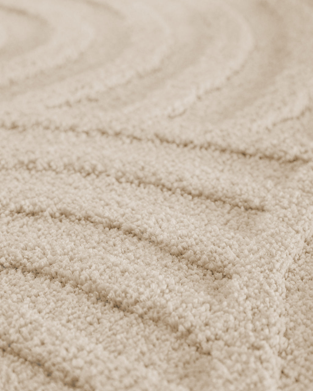 Badteppich von BathKing by WECONhome Fiete Creme Weiß Detailaufnahme der Floroberfläche mit geometrischem Linienmuster