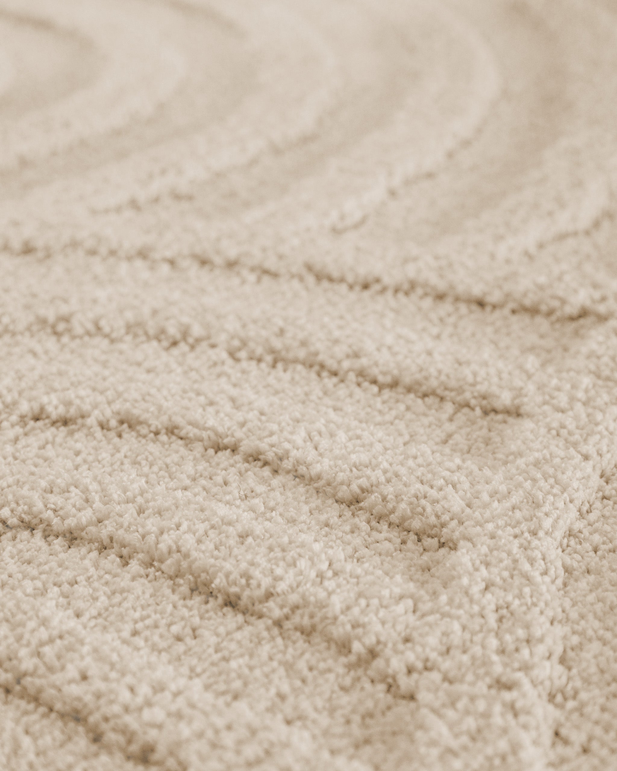 Badteppich von BathKing by WECONhome Fiete Creme Weiß Detailaufnahme der Floroberfläche mit geometrischem Linienmuster