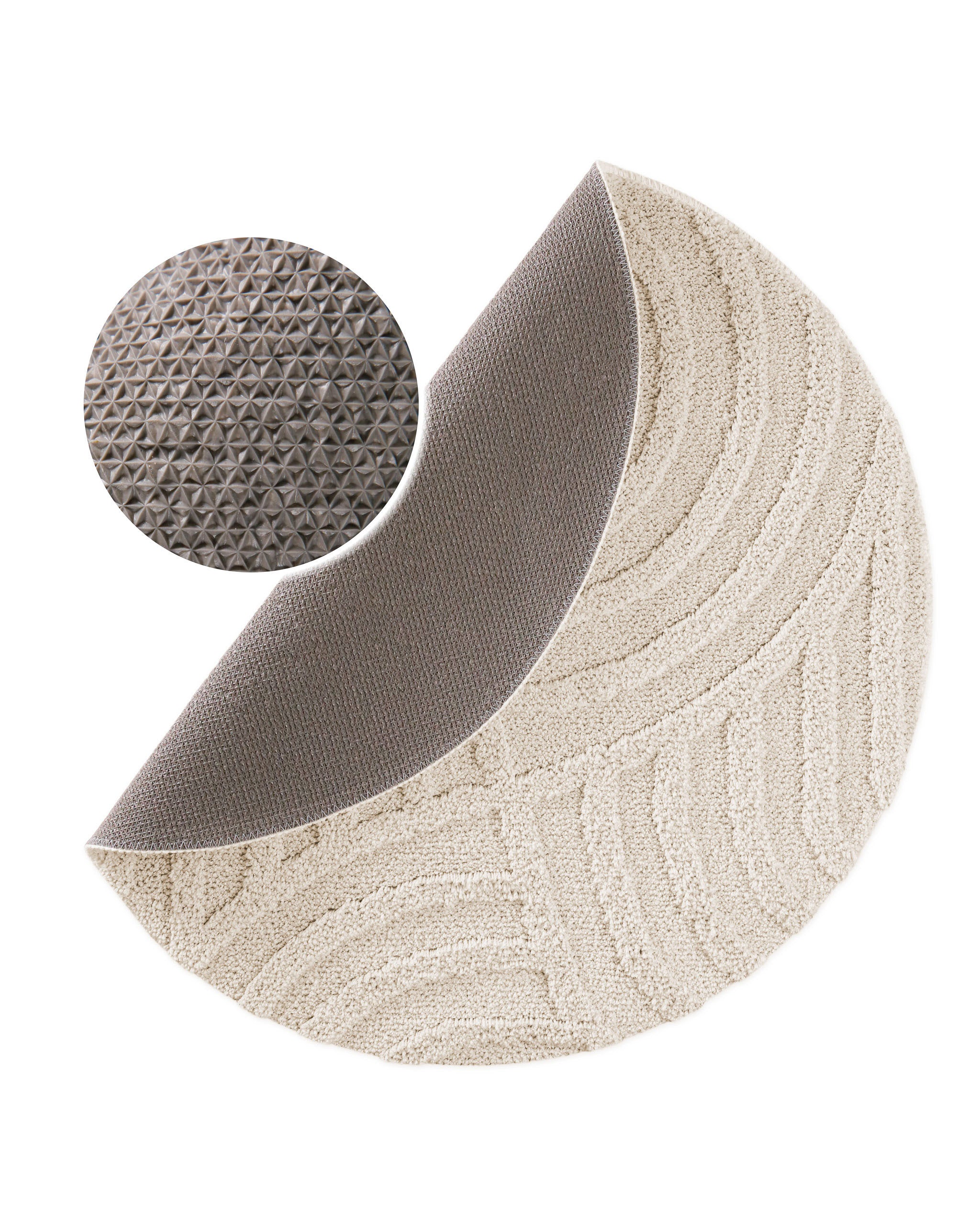 Badteppich von BathKing by WECONhome Fiete Creme Weiß rund, angehobene Ecke zeigt Creme Weiße Rückseite mit rutschhemmender Beschichtung