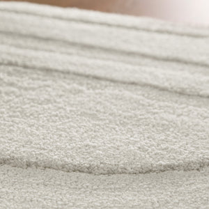 {"class" => "product-thumbnails__image", "alt" => "Badteppich von BathKing by WECONhome Marc Weiß Nahaufnahme der Florstruktur, Linienrelief im dichten Teppichflor sichtbar"}