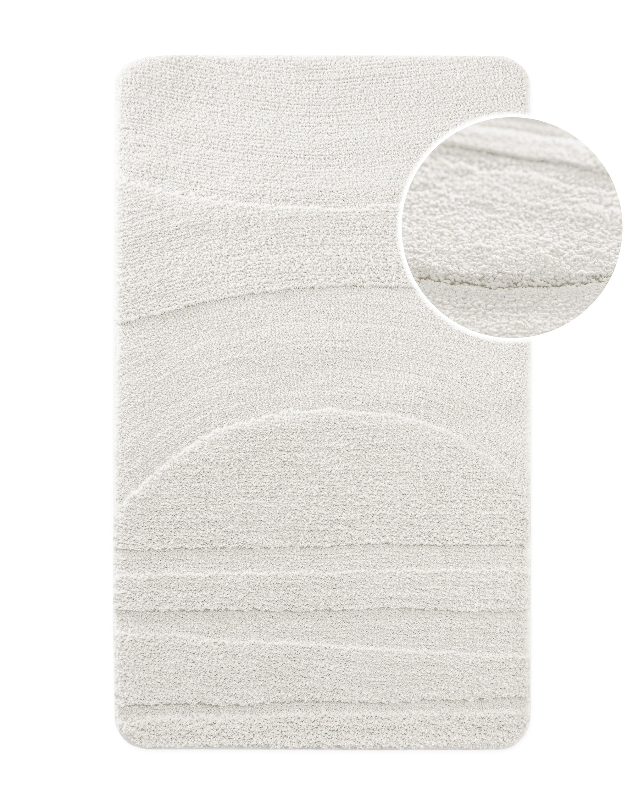 Badteppich von BathKing by WECONhome Marc Weiß, Draufsicht mit Detailkreis der Florstruktur und eingeprägtem Muster auf weißem Hintergrund