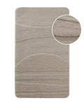 Badteppich von BathKing by WECONhome Marc Sand Beige, Draufsicht mit Detailkreis der Florstruktur und eingeprägtem Muster auf weißem Hintergrund