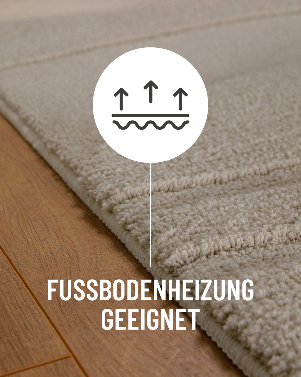 Badteppich von BathKing by WECONhome Marc Grau Detail auf Holzfußboden mit Symbol für Fußbodenheizung, Nahaufnahme von Flor und Teppichkante