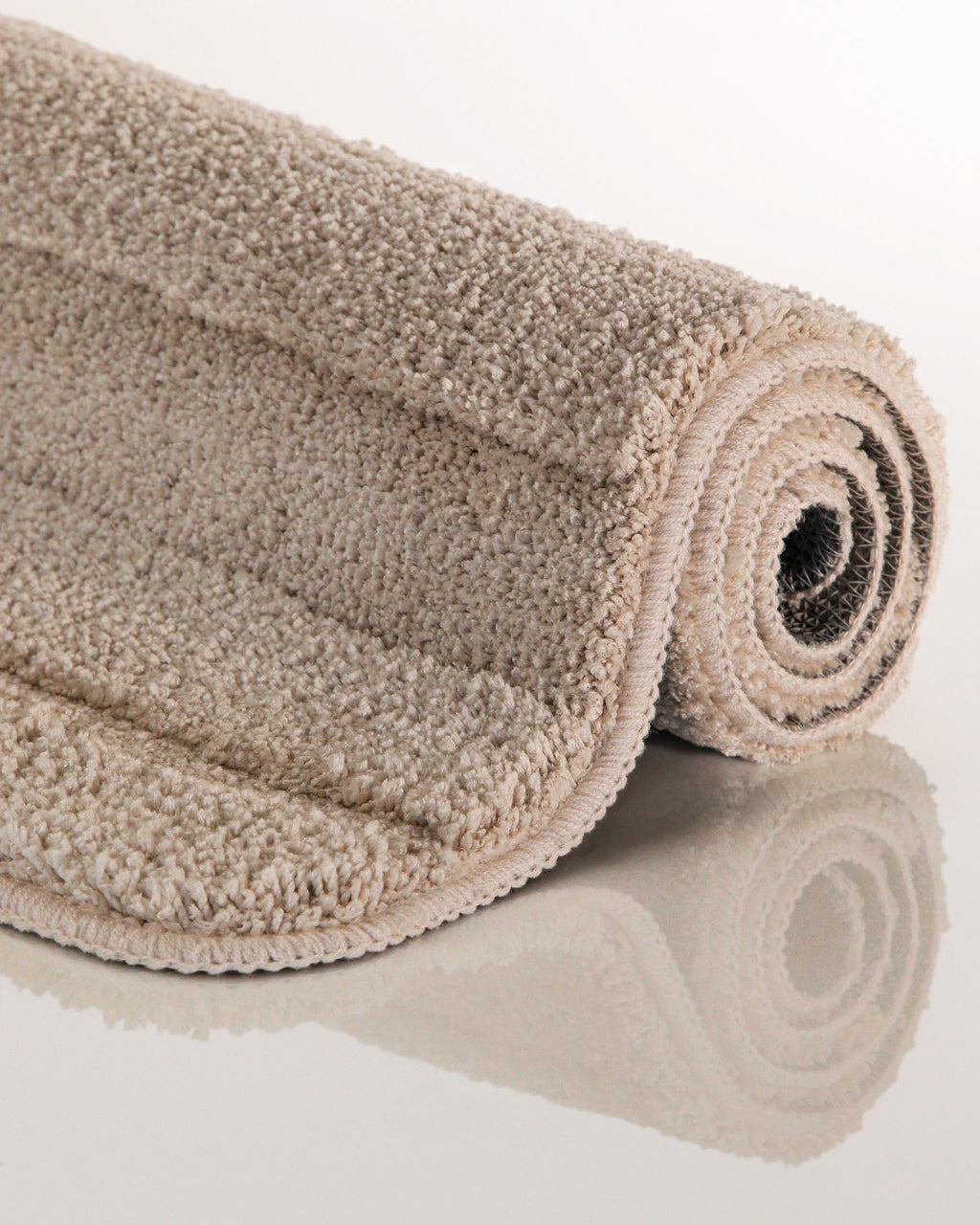 Badteppich von BathKing by WECONhome Marc Sand Beige zwei rechteckige Matten übereinander gelegt, Draufsicht mit geometrischem Reliefmuster