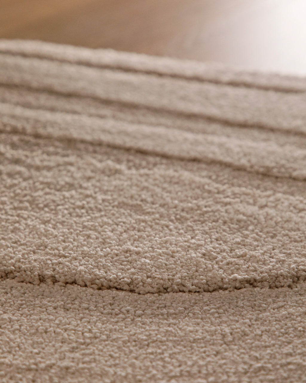 Badteppich von BathKing by WECONhome Marc Sand Beige Nahaufnahme der Florstruktur, Linienrelief im dichten Teppichflor sichtbar