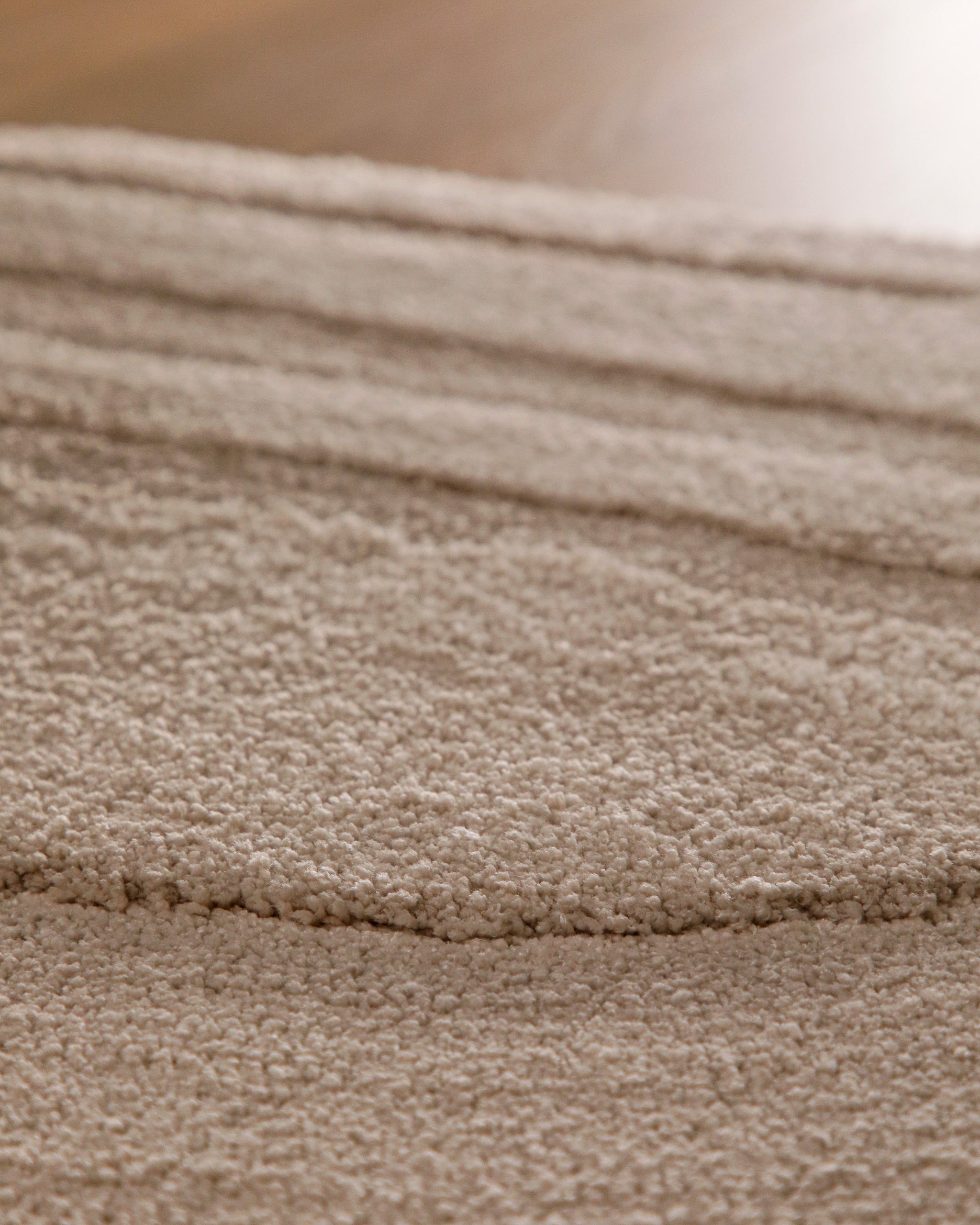 Badteppich von BathKing by WECONhome Marc Sand Beige Nahaufnahme der Florstruktur, Linienrelief im dichten Teppichflor sichtbar