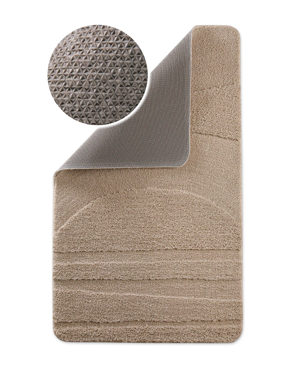 Badteppich von BathKing by WECONhome Marc Sand Beige Ecke hochgeklappt, runde Probe zeigt Sand Beigee Rückseite mit rutschhemmender Beschichtung
