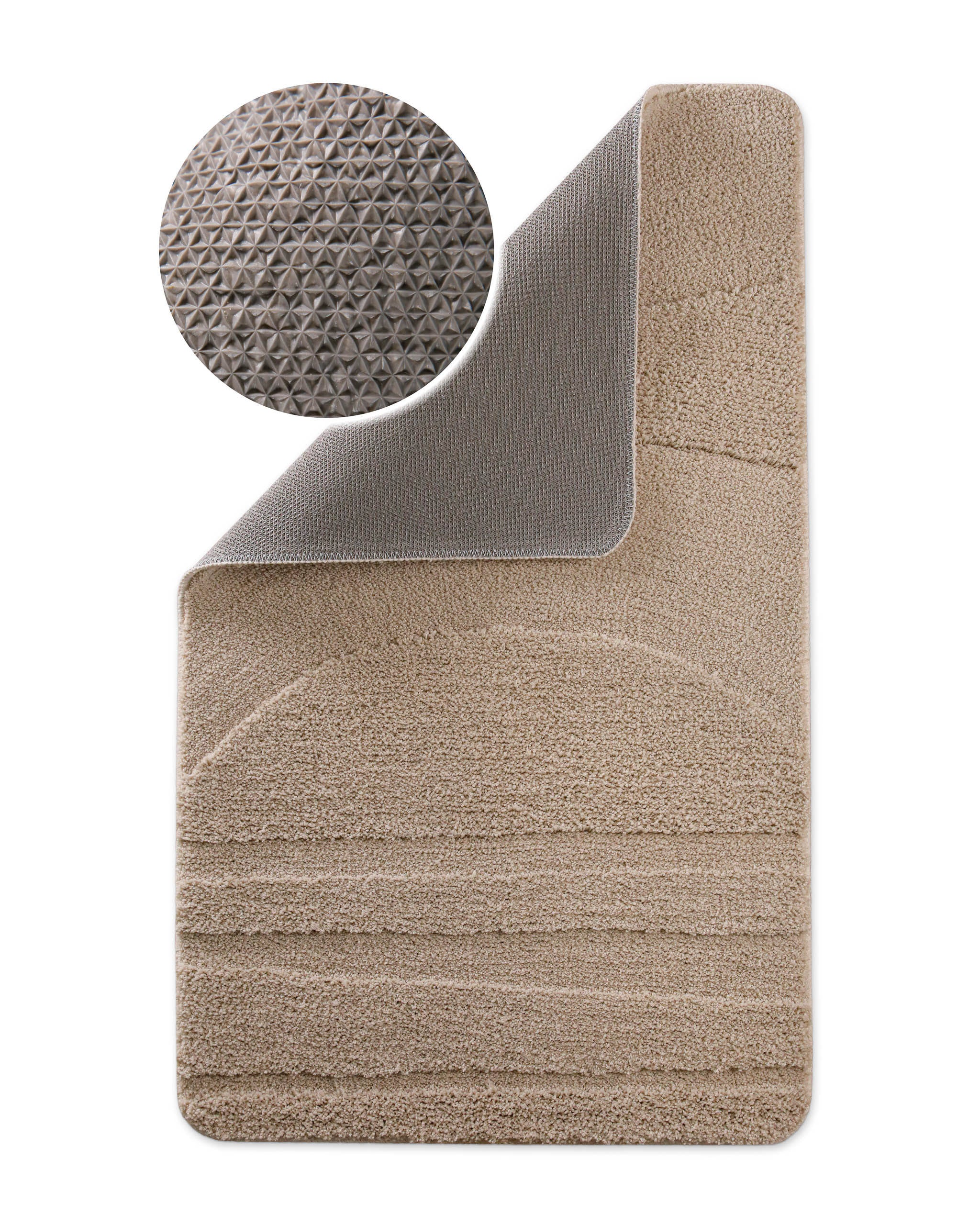 Badteppich von BathKing by WECONhome Marc Sand Beige Ecke hochgeklappt, runde Probe zeigt Sand Beigee Rückseite mit rutschhemmender Beschichtung