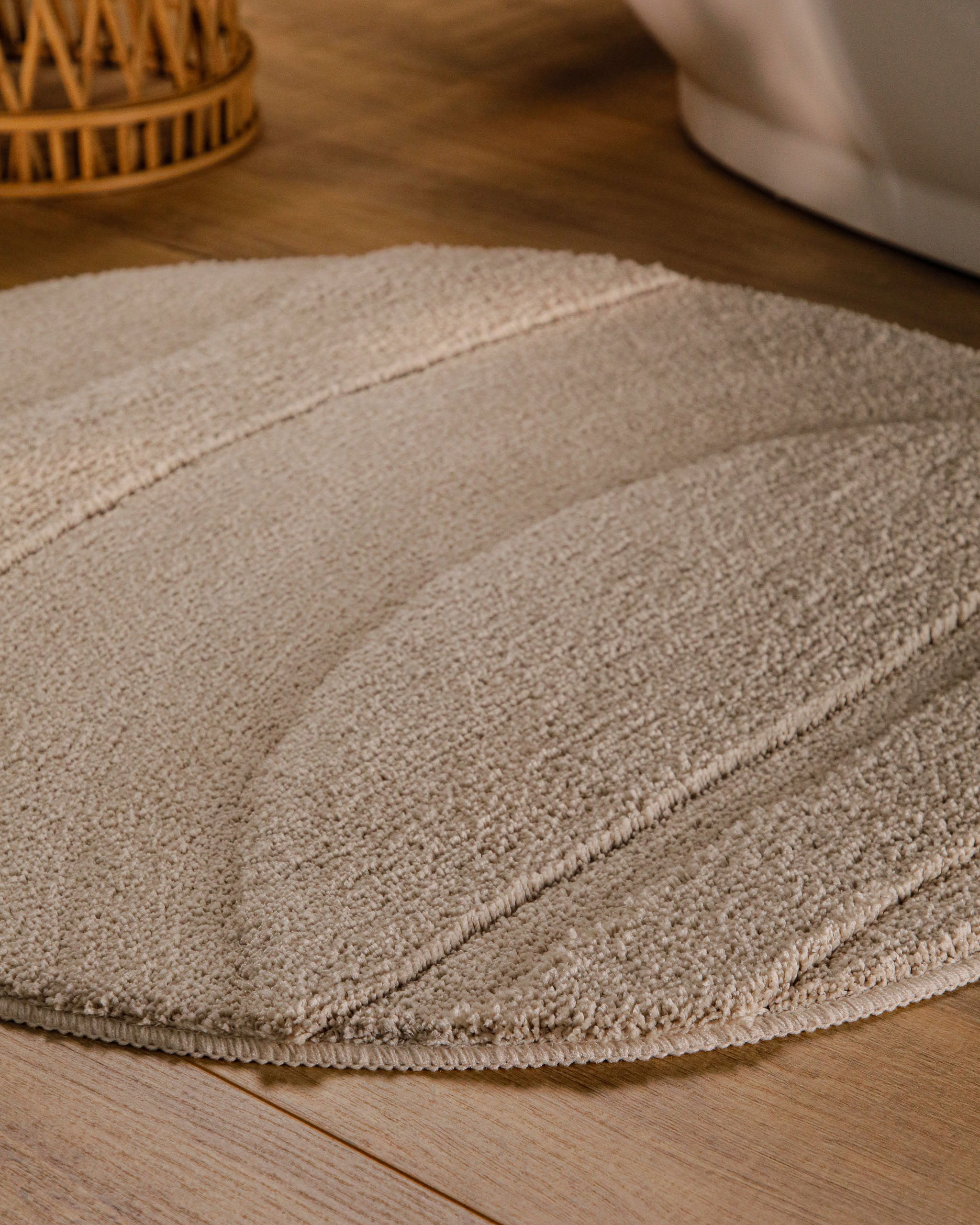 Badteppich von BathKing by WECONhome Marc Sand Beige Nahaufnahme des Flors mit eingeblendeter Materialangabe 100 Prozent Polyester