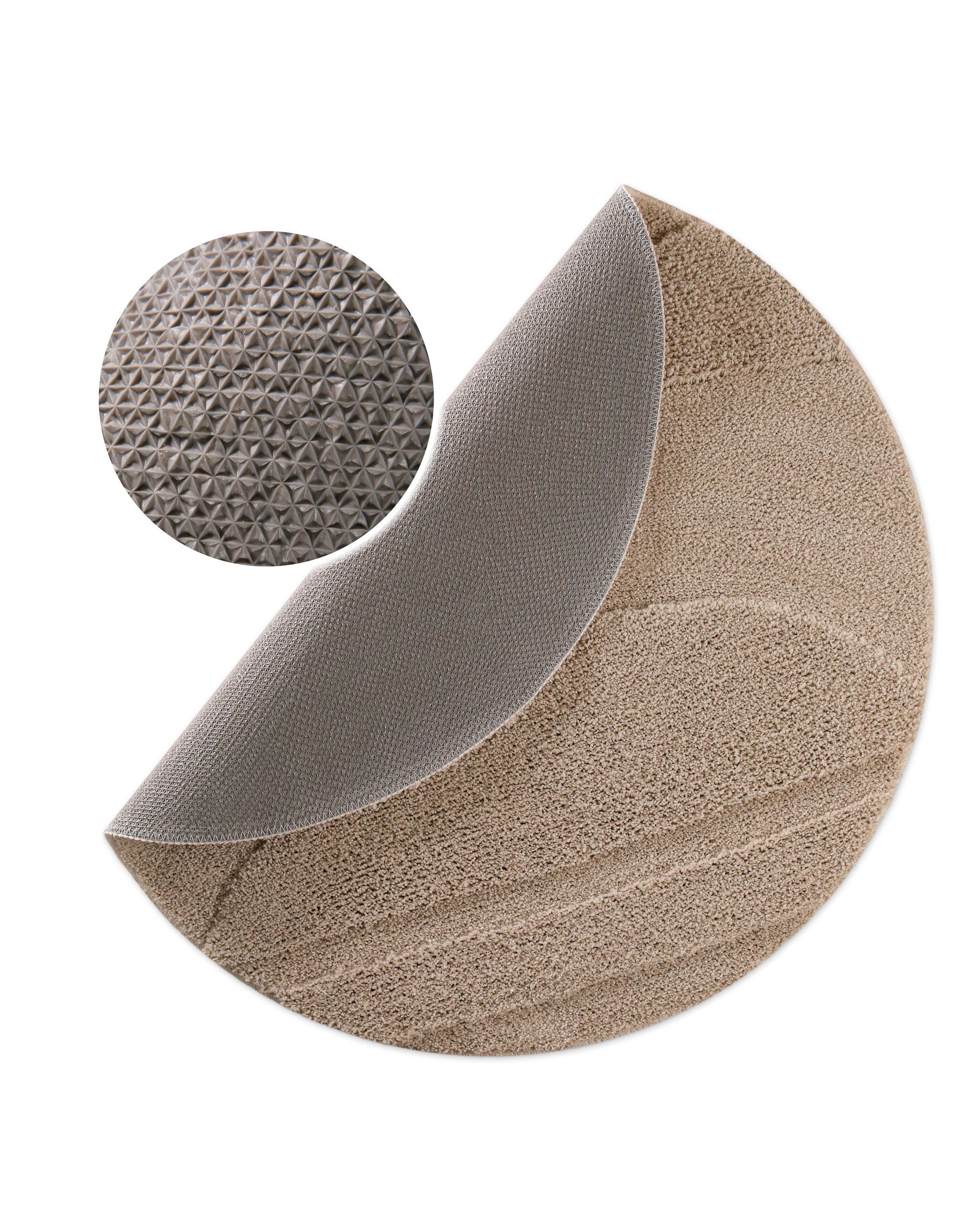 Badteppich von BathKing by WECONhome Marc Sand Beige Detail der Teppichkante auf Holzboden, Symbol weist auf Eignung für Fußbodenheizung hin