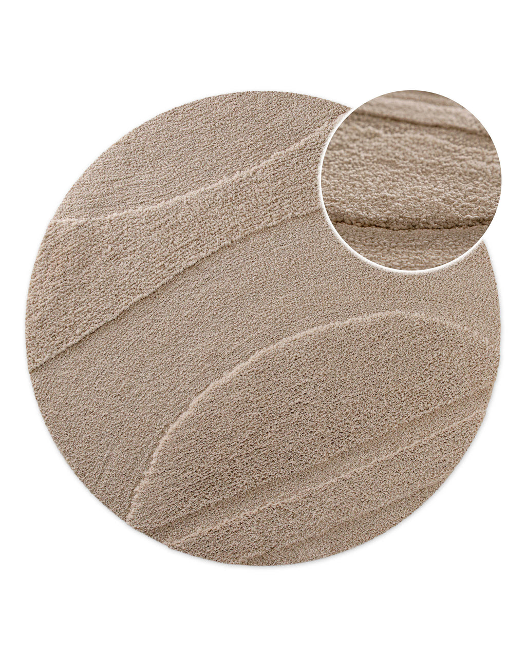 Runder Badteppich von BathKing by WECONhome Marc Sand Beige im Badezimmer vor Badewanne auf Holzboden, strukturiertes Linienrelief im Flor sichtbar