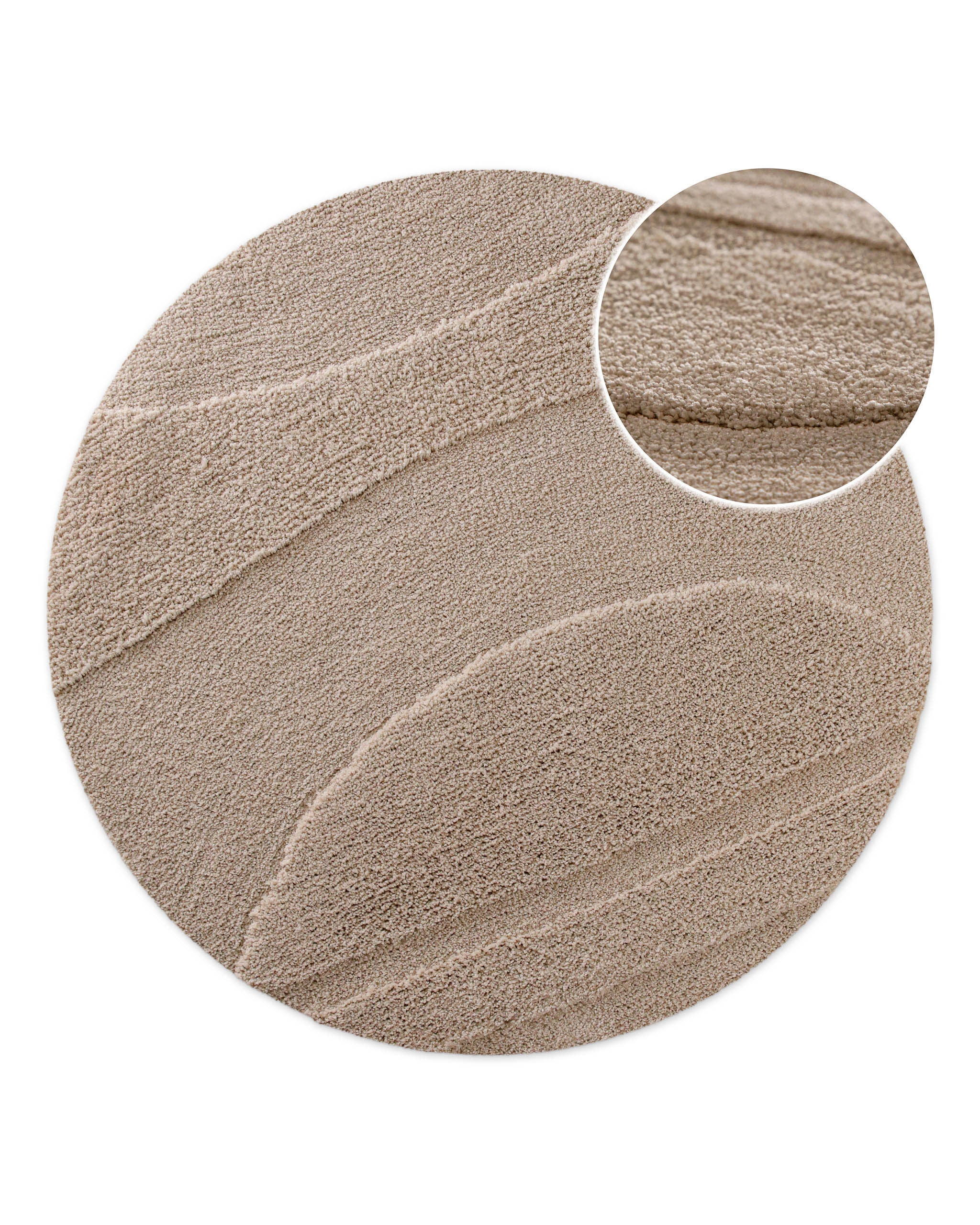 Runder Badteppich von BathKing by WECONhome Marc Sand Beige im Badezimmer vor Badewanne auf Holzboden, strukturiertes Linienrelief im Flor sichtbar