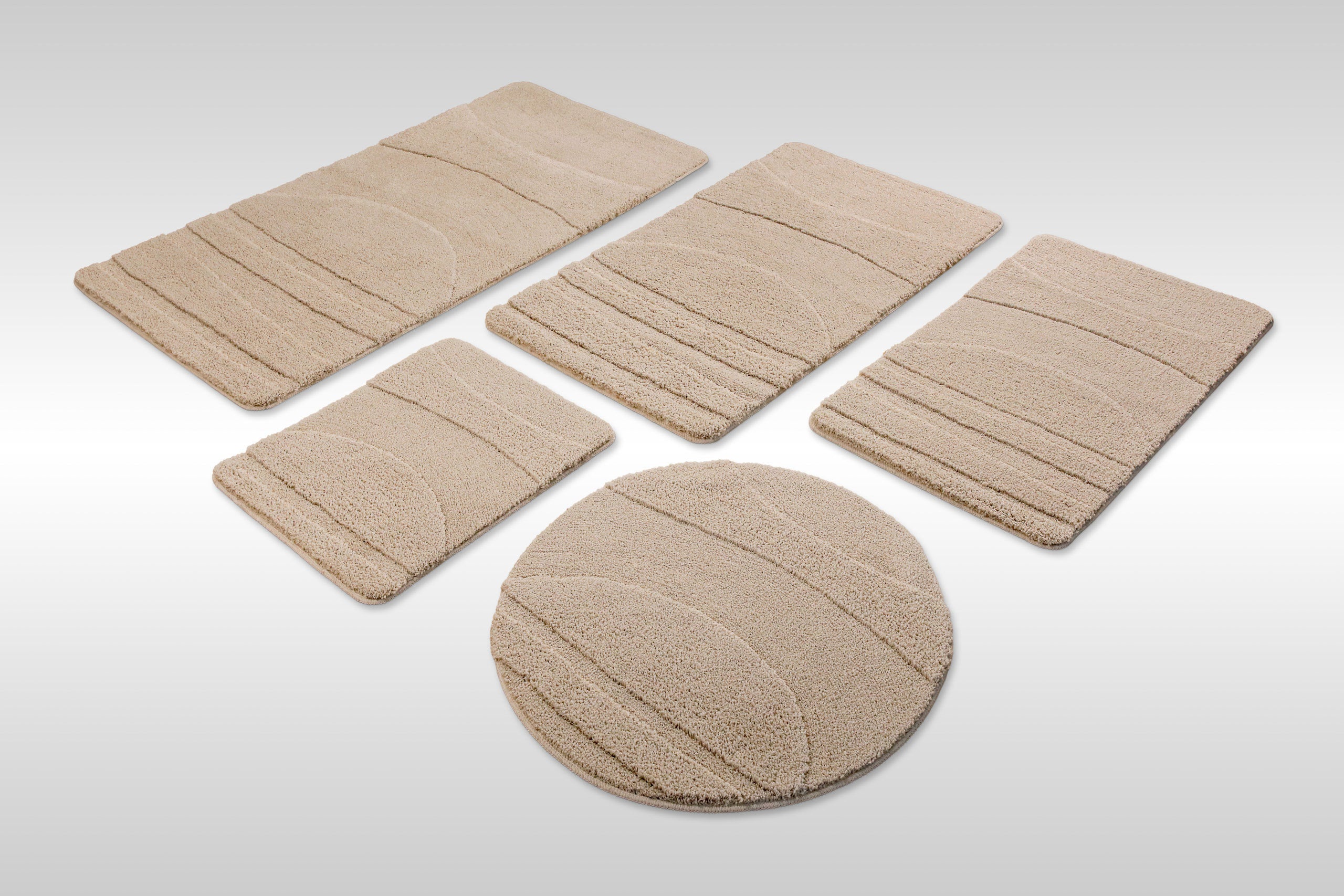 Badteppich von BathKing by WECONhome Marc Sand Beige rund, Draufsicht mit Detailkreis der Florstruktur und eingeprägtem Linienmuster auf hellem Hintergrund
