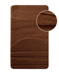 Badteppich von BathKing by WECONhome Marc Cognac Braun, Draufsicht mit Detailkreis der Florstruktur und eingeprägtem Muster auf weißem Hintergrund