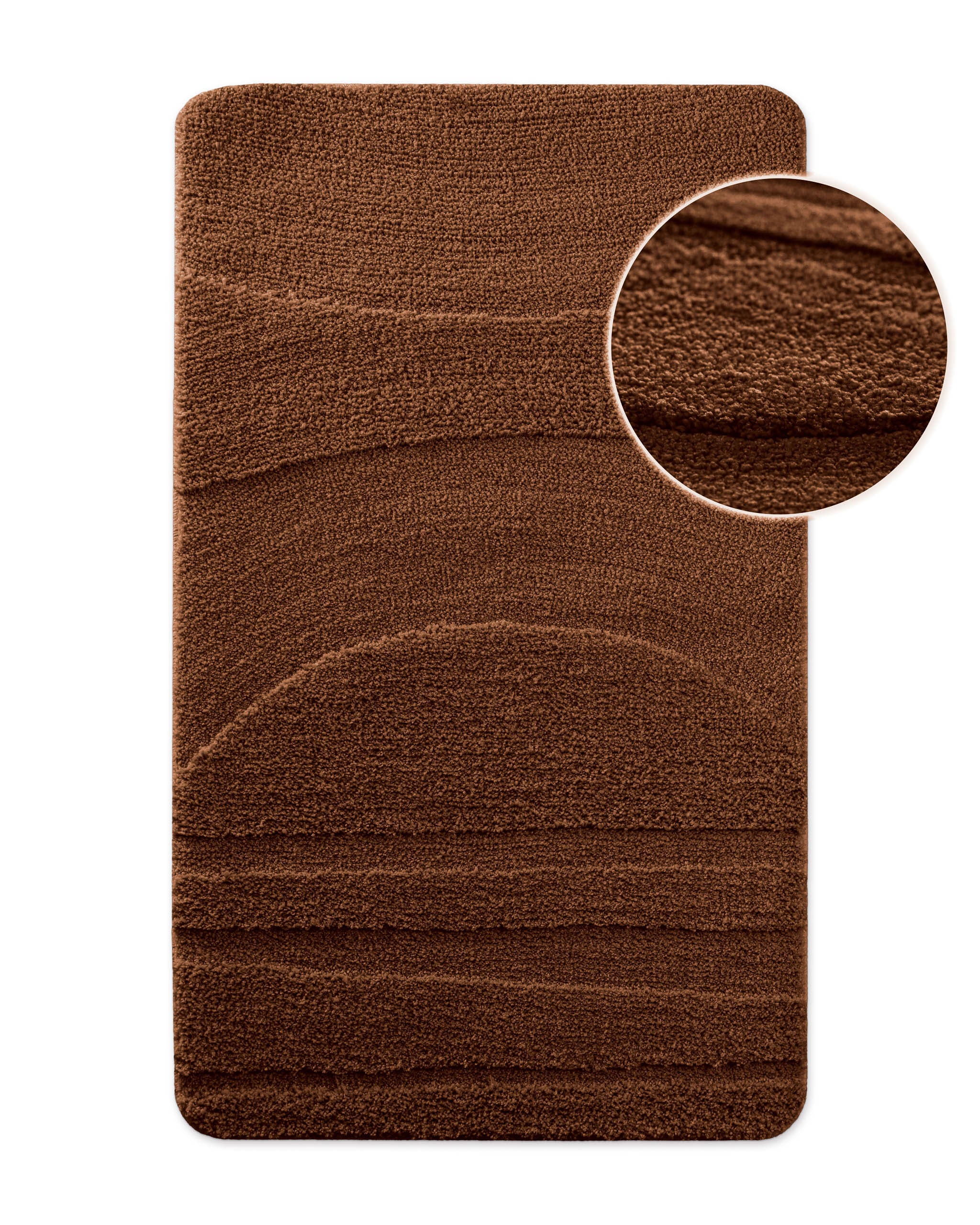 Badteppich von BathKing by WECONhome Marc Cognac Braun, Draufsicht mit Detailkreis der Florstruktur und eingeprägtem Muster auf weißem Hintergrund