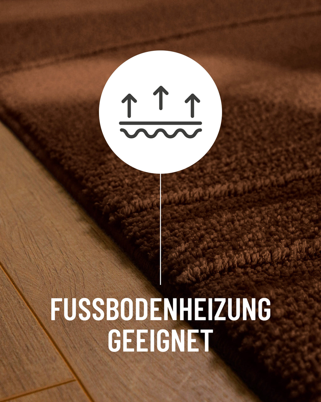 Badteppich von BathKing by WECONhome Marc Braun Detail auf Holzfußboden mit Symbol für Fußbodenheizung, Nahaufnahme von Flor und Teppichkante