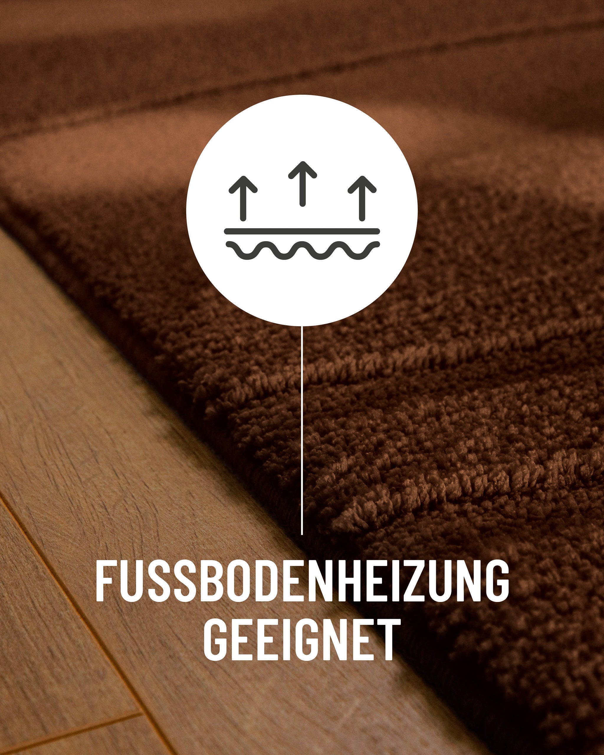 Badteppich von BathKing by WECONhome Marc Braun Detail auf Holzfußboden mit Symbol für Fußbodenheizung, Nahaufnahme von Flor und Teppichkante
