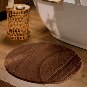 {"class" => "product-thumbnails__image", "alt" => "Runder Badteppich von BathKing by WECONhome Marc Braun im Badezimmer vor Badewanne auf Holzboden, strukturiertes Linienrelief im Flor sichtbar"}