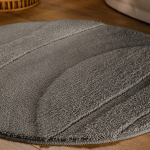 {"class" => "product-thumbnails__image", "alt" => "Badteppich von BathKing by WECONhome Marc Basalt Grau rund im Badezimmer auf Holzboden neben Badewanne, Florstruktur und Linienrelief erkennbar"}