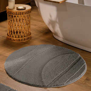 {"class" => "product-thumbnails__image", "alt" => "Runder Badteppich von BathKing by WECONhome Marc Basalt Grau im Badezimmer vor Badewanne auf Holzboden, strukturiertes Linienrelief im Flor sichtbar"}