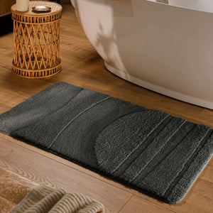 {"class" => "product-thumbnails__image", "alt" => "Badteppich von BathKing by WECONhome Marc Anthrazit Grau rechteckig im Badezimmer vor Badewanne auf Holzboden liegend, Strukturmuster im Flor sichtbar"}