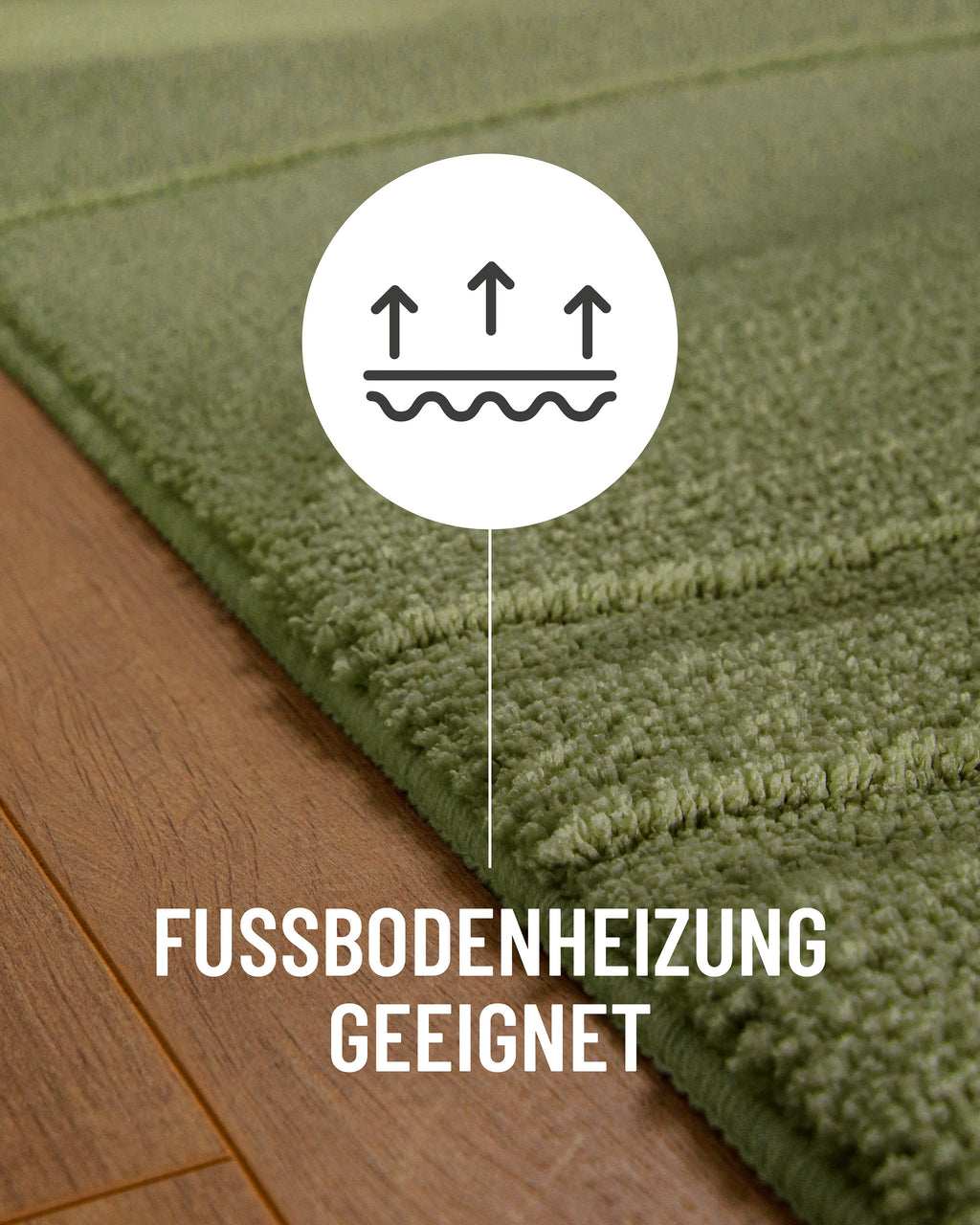 Badteppich von BathKing by WECONhome Marc Reseda Grün Detail auf Holzfußboden mit Symbol für Fußbodenheizung, Nahaufnahme von Flor und Teppichkante