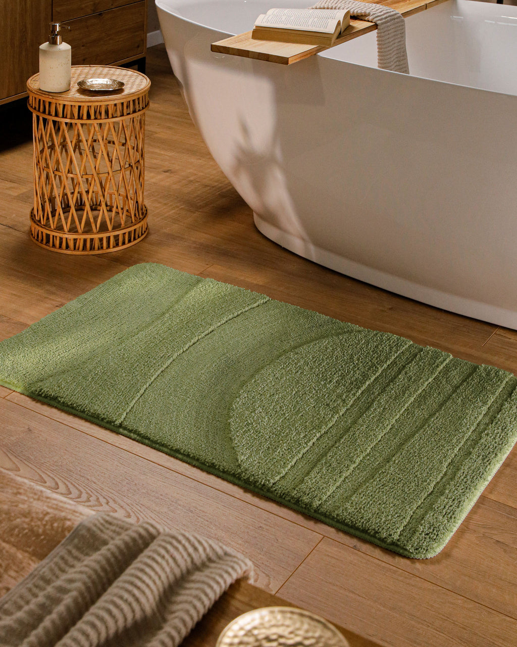 Badteppich von BathKing by WECONhome Marc Reseda Grün rechteckig im Badezimmer vor Badewanne auf Holzboden liegend, Strukturmuster im Flor sichtbar