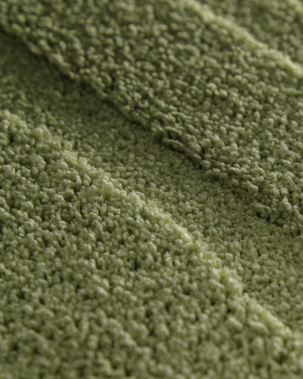 Badteppich von BathKing by WECONhome Marc Reseda Grün Detailaufnahme der Floroberfläche mit geometrischem Linienmuster