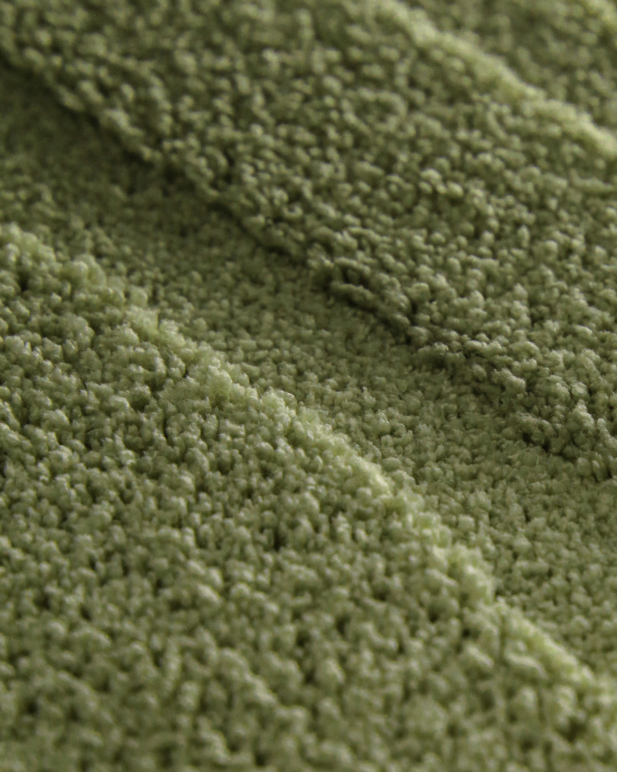 Badteppich von BathKing by WECONhome Marc Reseda Grün Detailaufnahme der Floroberfläche mit geometrischem Linienmuster