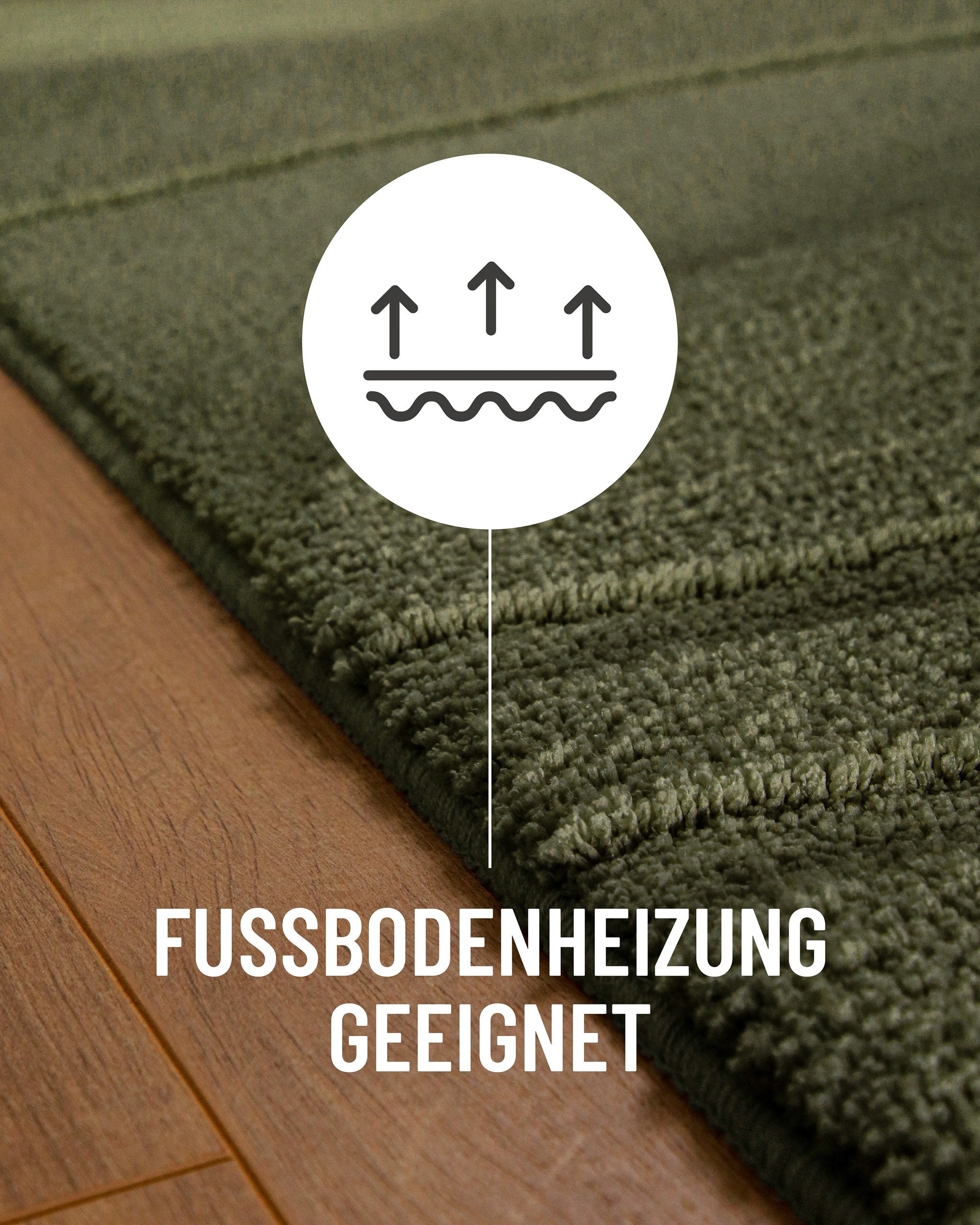Badteppich von BathKing by WECONhome Marc Kiefer Grün Detail auf Holzfußboden mit Symbol für Fußbodenheizung, Nahaufnahme von Flor und Teppichkante