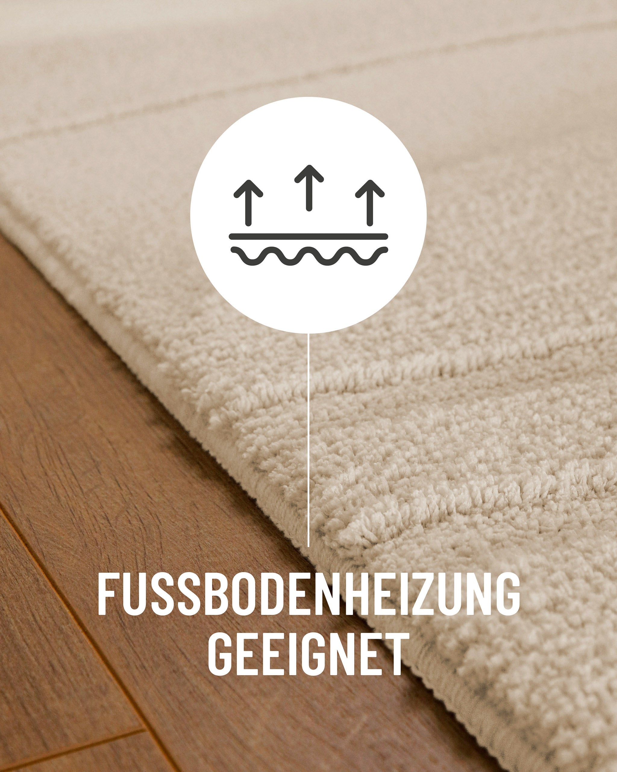 Badteppich von BathKing by WECONhome Marc Creme Weiß Detail auf Holzfußboden mit Symbol für Fußbodenheizung, Nahaufnahme von Flor und Teppichkante