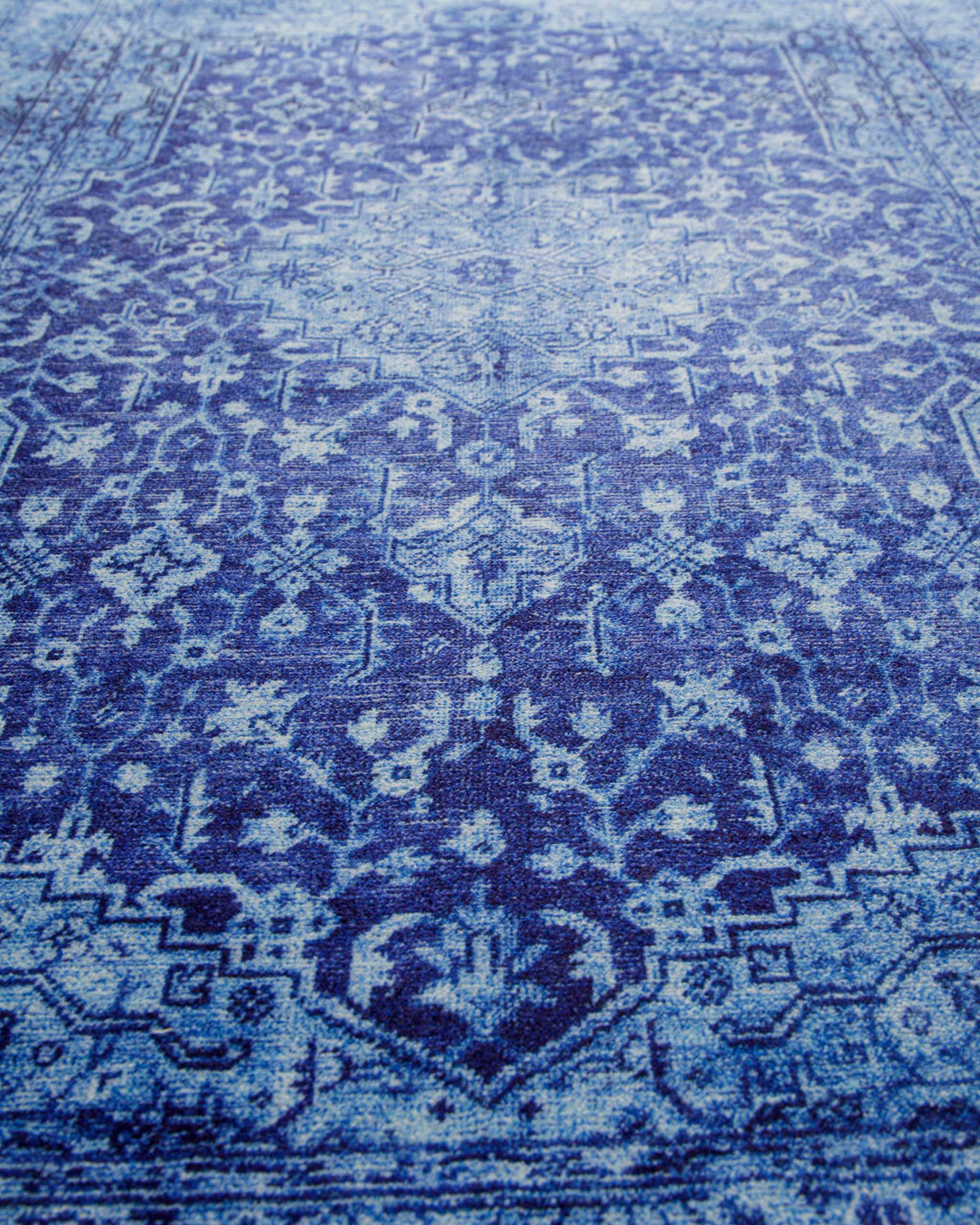 Makroaufnahme des orientalischen Vintage-Musters des blauen Badteppichs Ralph.