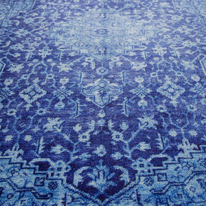 {"class" => "product-thumbnails__image", "alt" => "Makroaufnahme des orientalischen Vintage-Musters des blauen Badteppichs Ralph."}