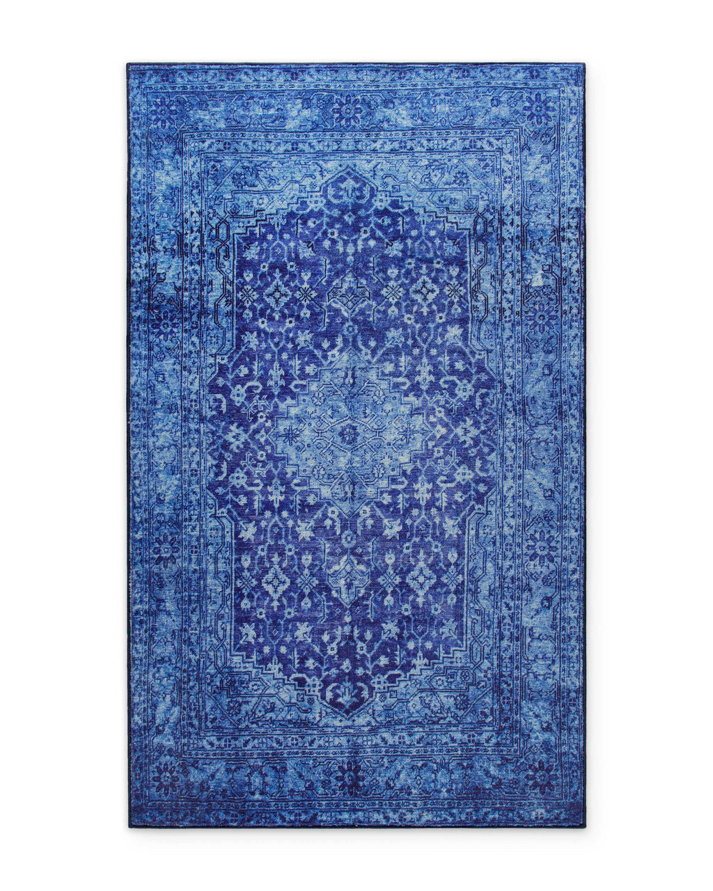 Blauer Vintage-Badteppich Ralph als Freisteller mit orientalischem Muster und rechteckiger Form.