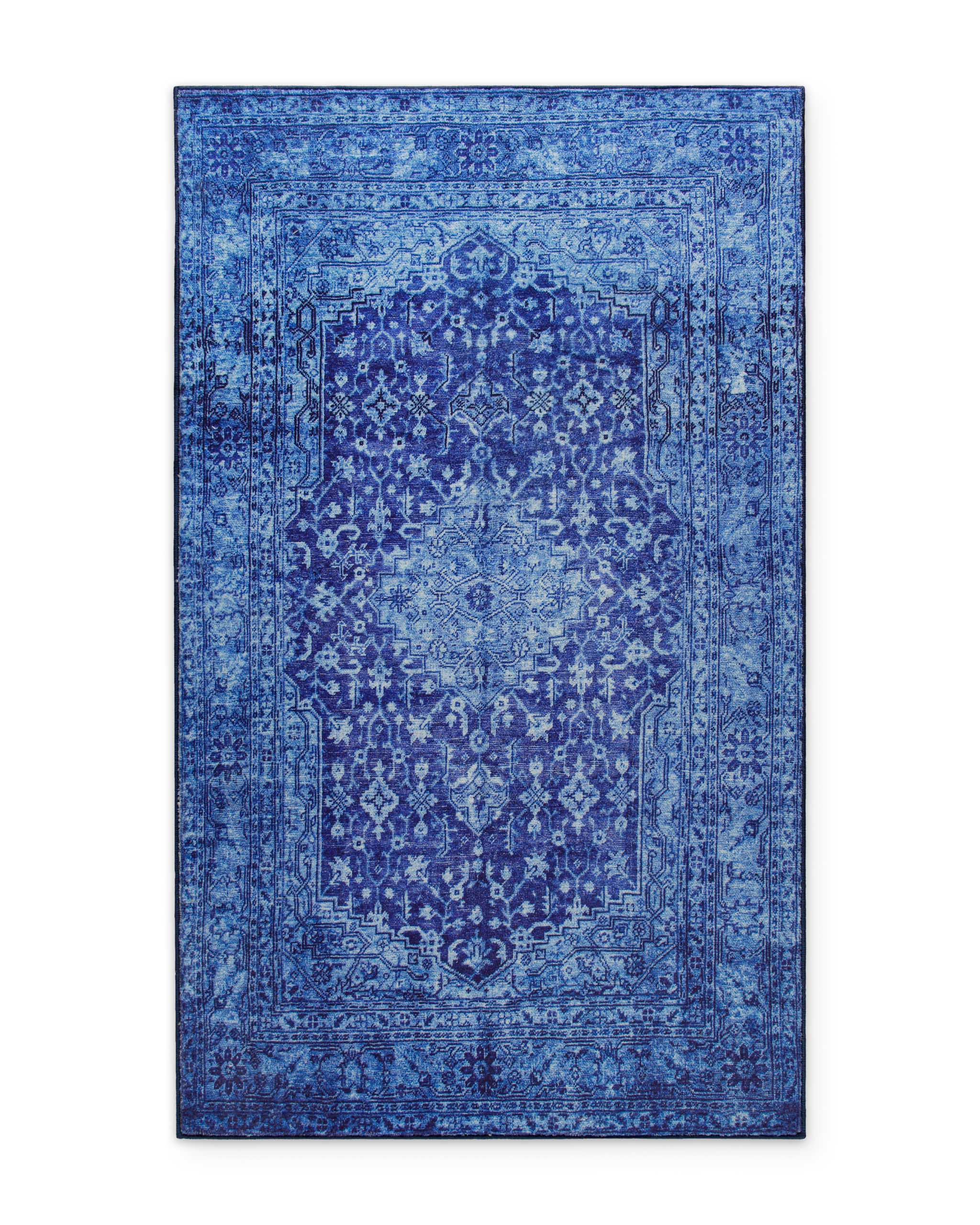 Blauer Vintage-Badteppich Ralph als Freisteller mit orientalischem Muster und rechteckiger Form.