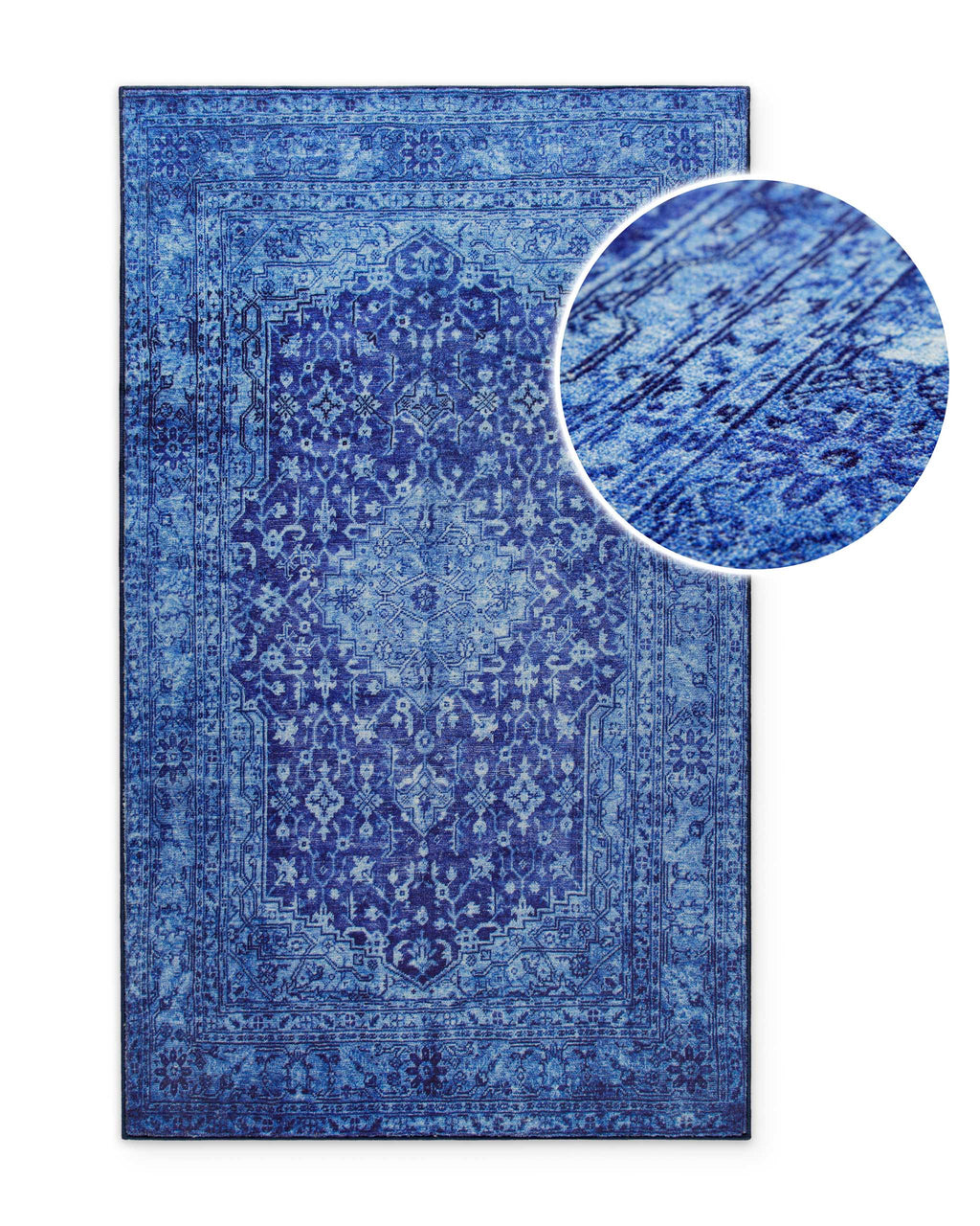 Detailaufnahme des blauen Vintage-Badteppichs Ralph mit vergrößerter Darstellung der feinen Musterstruktur.