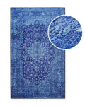 Detailaufnahme des blauen Vintage-Badteppichs Ralph mit vergrößerter Darstellung der feinen Musterstruktur.