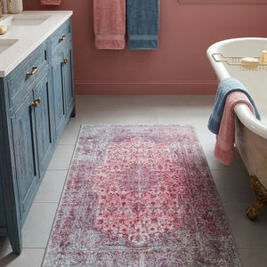 {"class" => "product-thumbnails__image", "alt" => "Pastellvioletter Vintage-Badteppich Ralph dekorativ im Badezimmer vor einem Waschtisch platziert."}