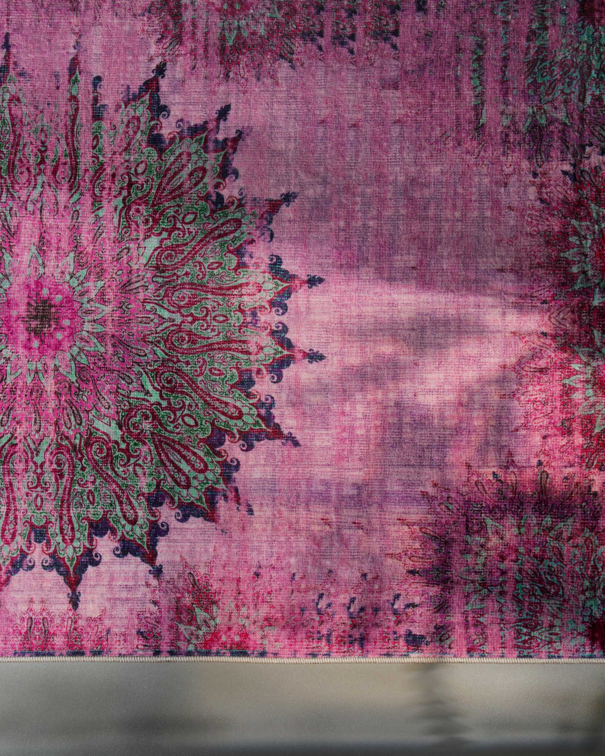 Detailansicht des unteren Bereichs des Vintage-Badteppichs Healing mit ornamentalem Mandala-Motiv.