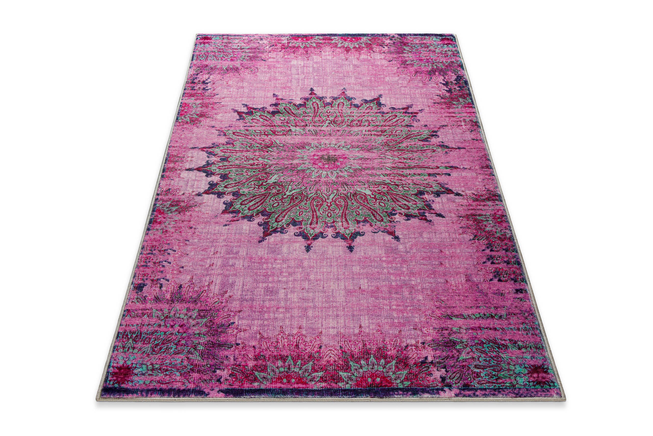 Vintage-Badteppich Healing in Violett-Multi in schräger Perspektive mit dekorativem Mandala-Design.