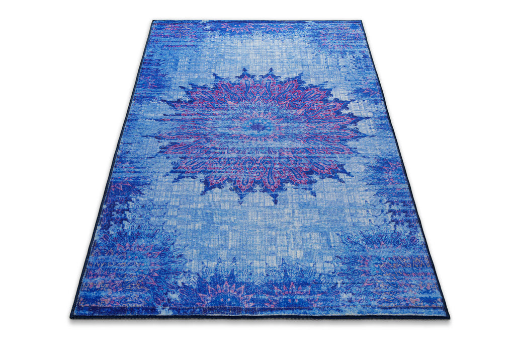 Vintage-Badteppich Healing in Blau-Multi in perspektivischer Ansicht mit dekorativem Vintage-Muster.