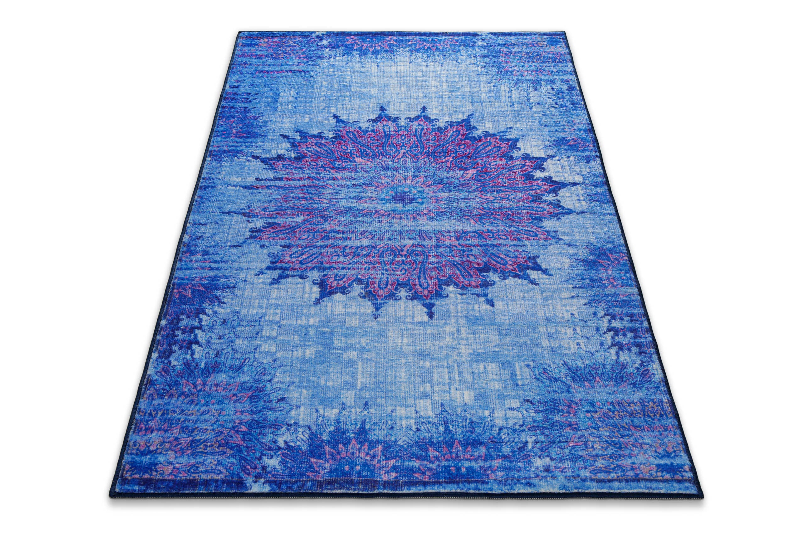 Vintage-Badteppich Healing in Blau-Multi in perspektivischer Ansicht mit dekorativem Vintage-Muster.