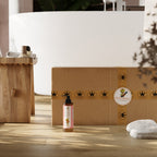 Ginseng Handseife mit Frosch Etikett vor einem BathKing Badteppiche Karton