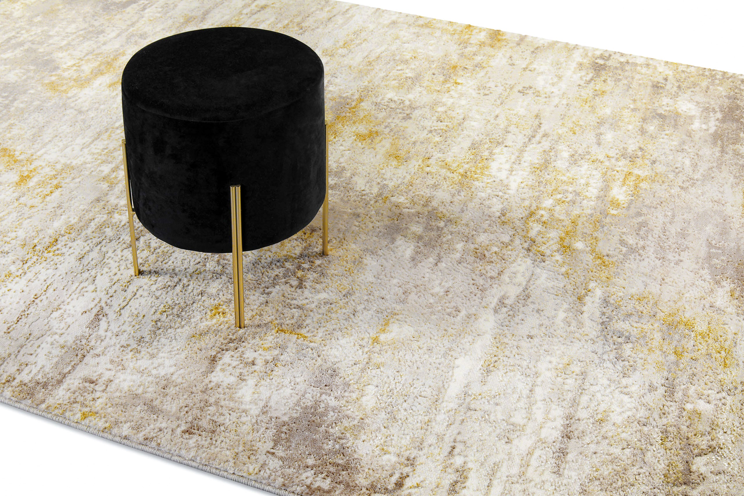 Esprit Feel Vintage 2.0 Teppich Creme Gold im Wohnraum mit Hocker, zeigt Farbwirkung und Vintage-Charakter im Raum