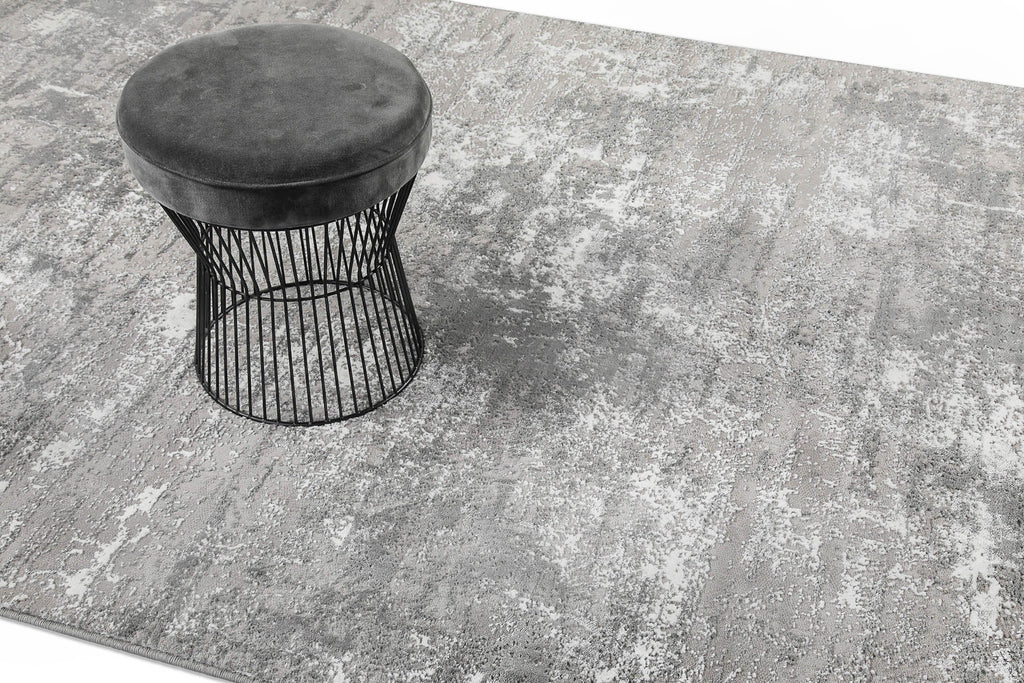 Esprit Feel Vintage 2.0 Teppich Grau Silber im Wohnraum mit Hocker, zeigt Nutzung und Farbwirkung im Raum