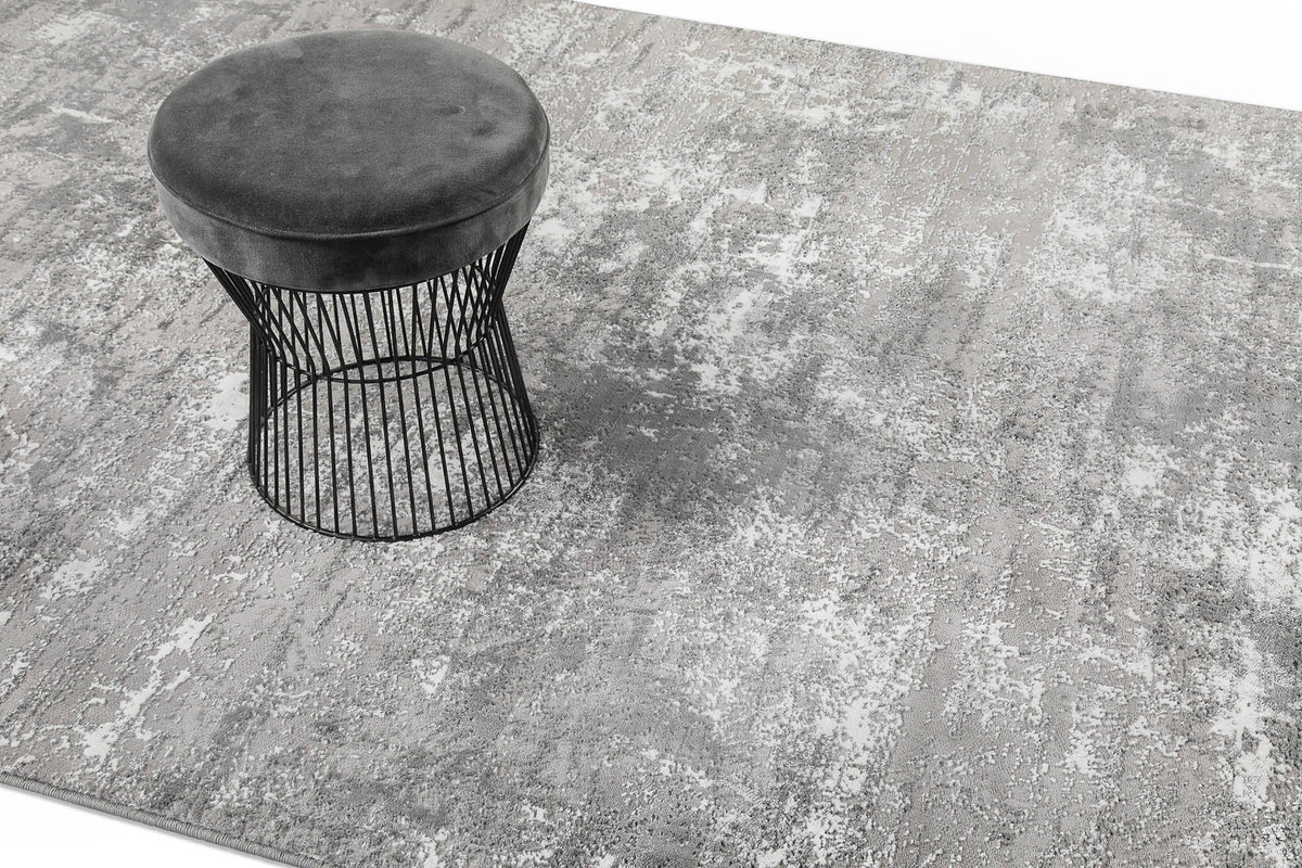 Esprit Feel Vintage 2.0 Teppich Grau Silber im Wohnraum mit Hocker, zeigt Nutzung und Farbwirkung im Raum