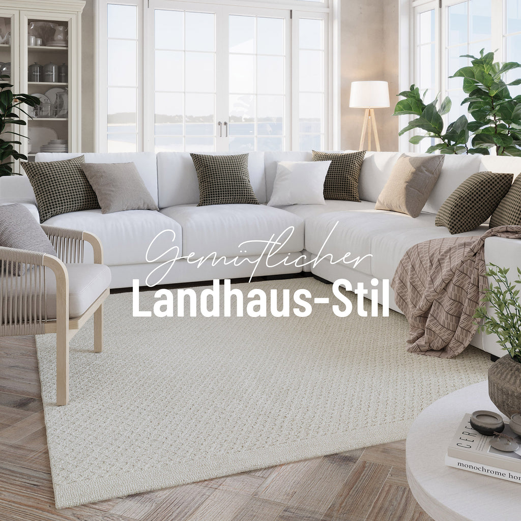 Helles Wohnzimmer mit weißem Sofa und beigem Teppich