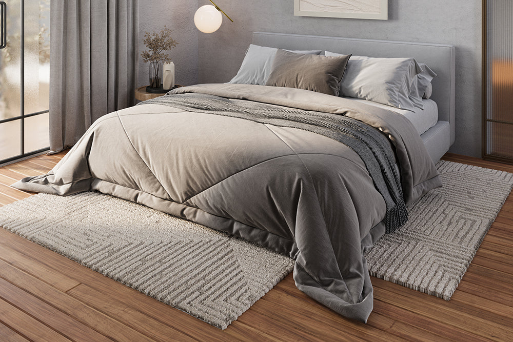 Ansicht von einem Bett mit 2 kleinen Teppichen davor